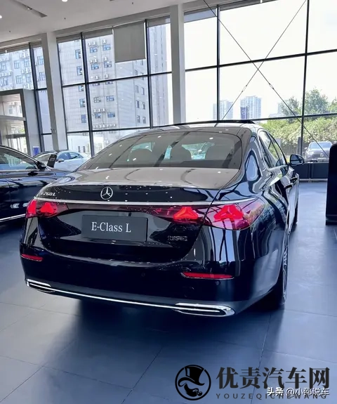奔驰E级降价了，豪华车开始拼价格，消费者却要自己选配置-3