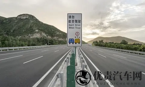 请放过快车道！龟速行驶的车辆对交通安全的影响-1