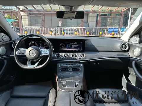 三年奔驰E级，19万开走行政座驾，这气场不输新车！-1