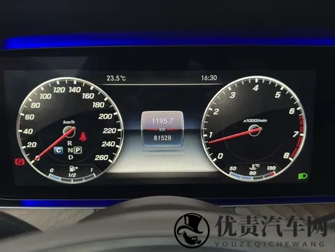 23万多拿下行政座驾，18款奔驰E300L，商务家用皆宜-3