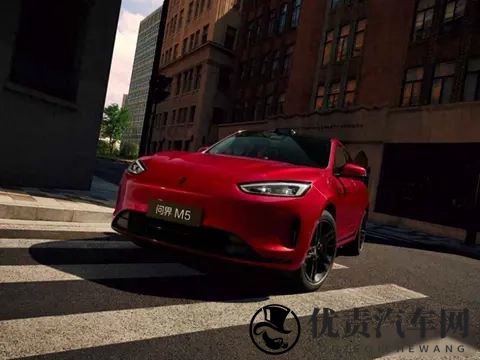 堵车时谁更懂你,Model Y硬刚中国路,问界M5 Ultra悄悄赢了-1