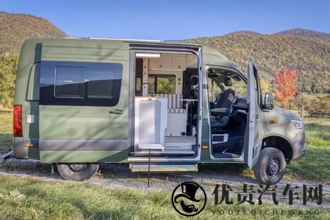定制车型：可供两人乘坐的奔驰Sprinter 4x4，配备电磁炉和马桶-2