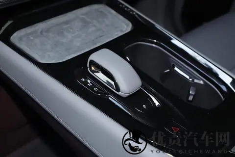 重塑豪华MPV：极氪009七座过道版，能否成为多口之家的理想座驾？-1