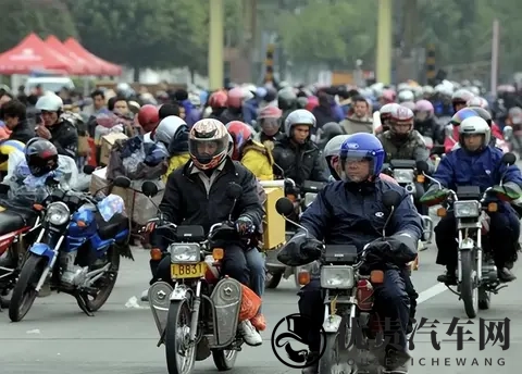 摩托车13年强制报废:你的车还能骑几年?网友4大理由怒怼-1