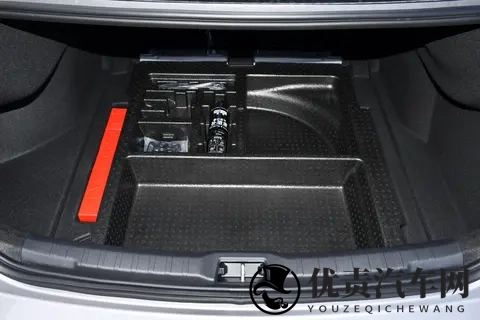 领克 03 家族焕新上市：用细节升级，诠释家轿性能新体验-1