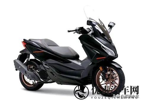 佛沙350玩起“小改款”!新图案+红色缝线座椅,降价近万香不香?-1