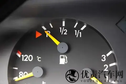 汽车还剩多少油时去加油最合适？记住这个标志，及时加油！-2