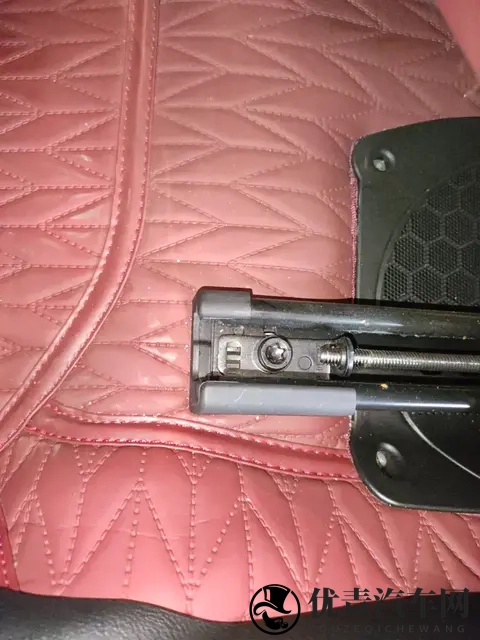 第三排也能“躺” 吉利银河增程版MPV首发亮相-1