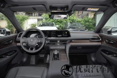 进口皇冠 Sedan 两款 HEV 车型核心配置与差异对比-3