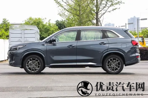 这台 SUV 在 “搞事情”！12 万配齐长续航 + 四驱，同级慌了-1